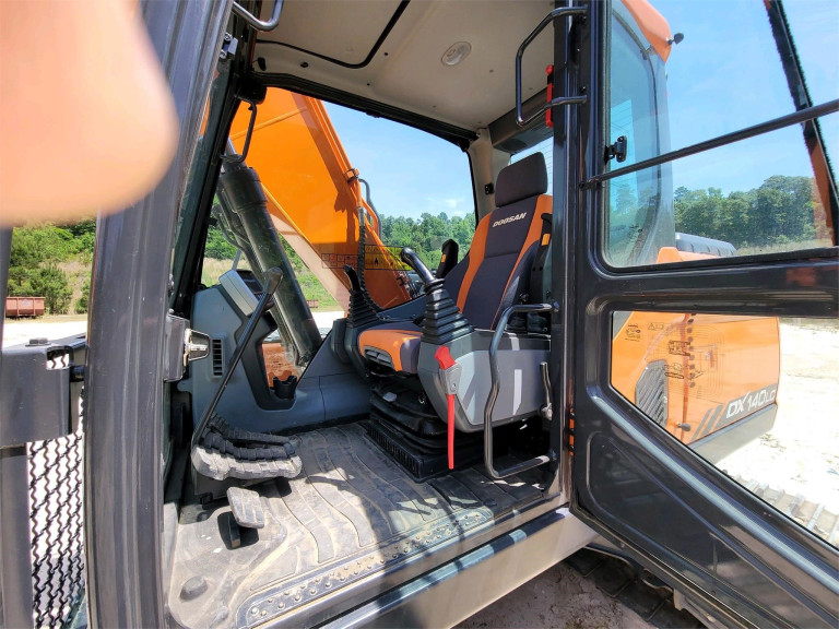 2019 DOOSAN DX140 LC