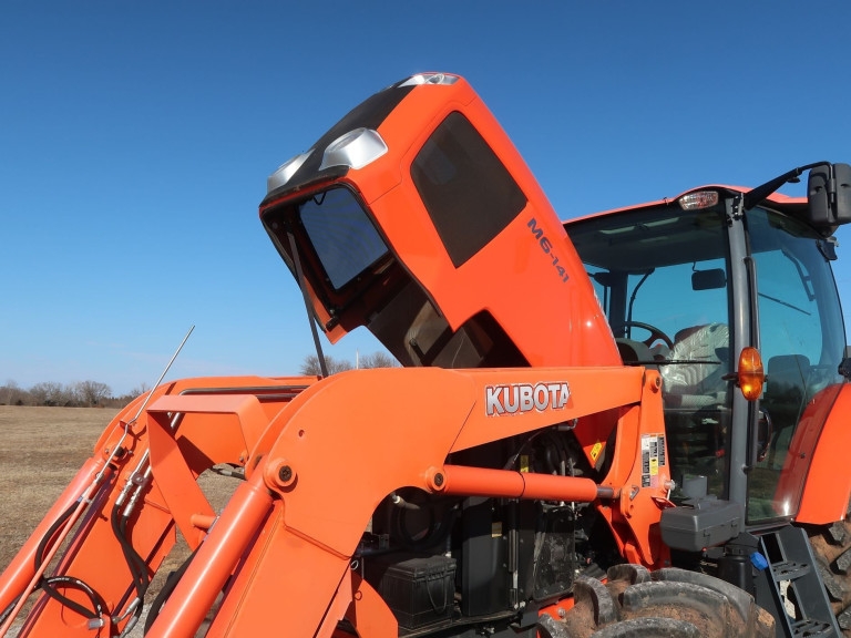 TRACTOR 2017 KUBOTA M6-141 MFWD